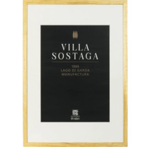 Un cadre photo rectangulaire en bois avec passe-partout et un message publicitaire Villa Sostaga inséré.
