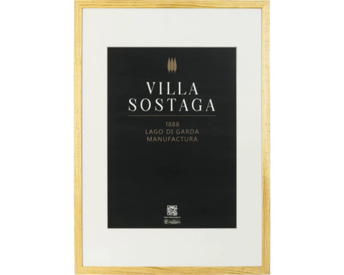 Un cadre photo rectangulaire en bois avec passe-partout et un message publicitaire Villa Sostaga inséré.