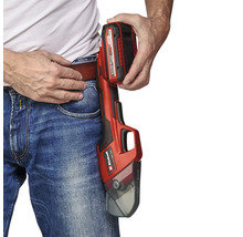 Einhell Akku Astsäge mit Power X Change Akku am Gürtel getragen.