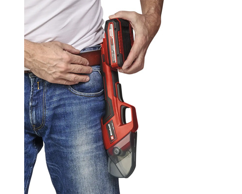 Einhell Akku Astsäge mit Power X Change Akku am Gürtel getragen.