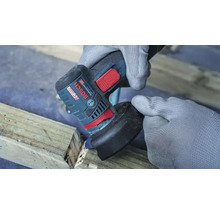 Une personne gantée utilise une meuleuse d angle Bosch pour travailler une poutre en bois.