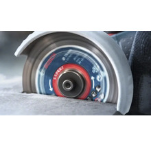 Meuleuse d angle avec disque a tronconner Expert en rotation pour decouper des dalles en pierre
