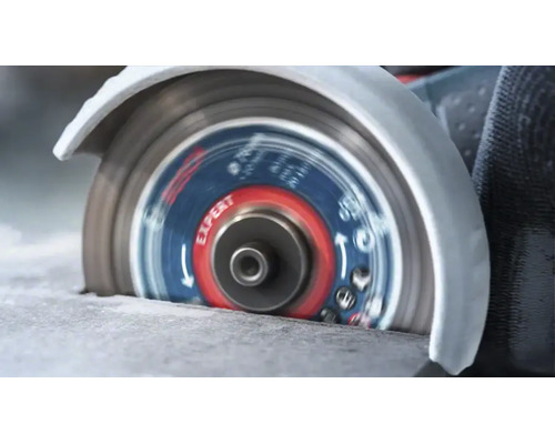 Meuleuse d angle avec disque a tronconner Expert en rotation pour decouper des dalles en pierre
