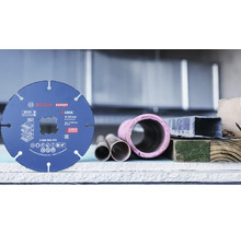 Disque a tronconner Bosch Expert avec fixation X-LOCK pour divers materiaux comme le bois, le plastique et le metal sur un etabli.