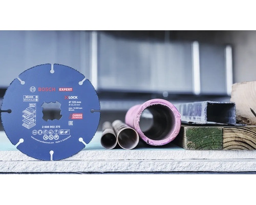 Disque a tronconner Bosch Expert avec fixation X-LOCK pour divers materiaux comme le bois, le plastique et le metal sur un etabli.