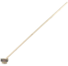 Un balai de jardin avec un long manche en bois et une tête de brosse Garden Tools.