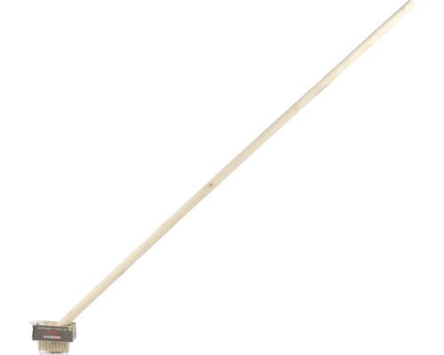 Un balai de jardin avec un long manche en bois et une tête de brosse Garden Tools.