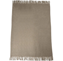 Eine rechteckige Tagesdecke aus Textil mit Fransen an den kurzen Seiten.