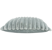 Coussin décoratif carré avec bordure en fausse fourrure rayée et texture douce.