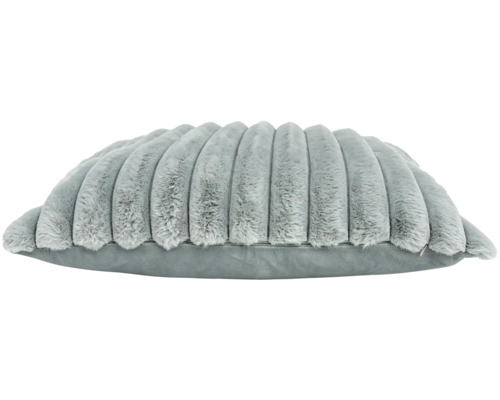 Coussin décoratif carré avec bordure en fausse fourrure rayée et texture douce.