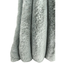 Couverture douce en fausse fourrure avec une surface texturée.