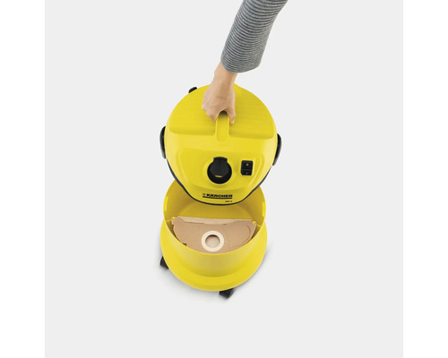 Main retirant la tête de l aspirateur eau et poussières Kärcher WD 2 avec sac filtrant dans le réservoir