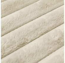 Strukturierte Oberfläche einer weichen Wohndecke mit diagonalem Streifenmuster.