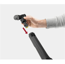 Main montrant la connexion d un accessoire sur un pistolet de nettoyeur haute pression