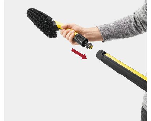 Une main montre comment raccorder une brosse de lavage Kärcher à un tube de nettoyage