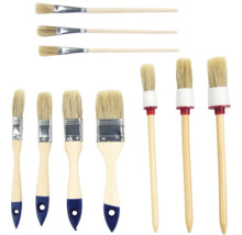 Ein Set aus verschiedenen Malerpinseln mit Holzgriffen und Naturborsten für Malerarbeiten.