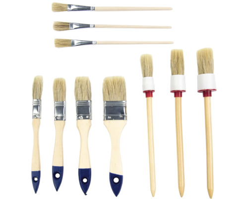 Ein Set aus verschiedenen Malerpinseln mit Holzgriffen und Naturborsten für Malerarbeiten.