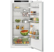 Réfrigérateur encastrable Bosch avec compartiment congélateur et tiroir VitaFresh XXL pour aliments frais présenté ouvert.