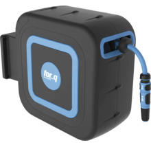 Wand-Schlauchbox von for.q mit automatischem Aufrollsystem für die Gartenbewässerung.