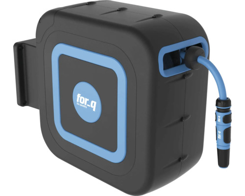 Wand-Schlauchbox von for.q mit automatischem Aufrollsystem für die Gartenbewässerung.