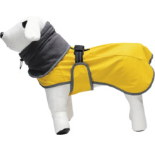 Imperméable pour chien avec col en polaire sur un mannequin de chien