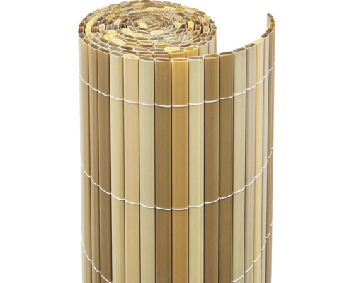 Un rouleau de canisse en roseau comme brise vue pour le jardin.