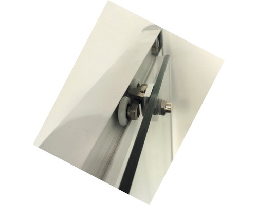 Détail d''une porte coulissante avec mécanisme à roulettes pour une cabine de douche