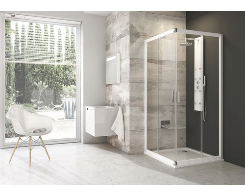 Modernes Badezimmer mit Dusche, Waschtisch und Fenster