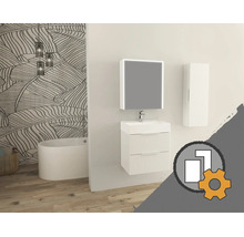 Salle de bain moderne avec lavabo, meuble sous vasque à façade rainurée, armoire à glace avec éclairage, armoire latérale et baignoire.