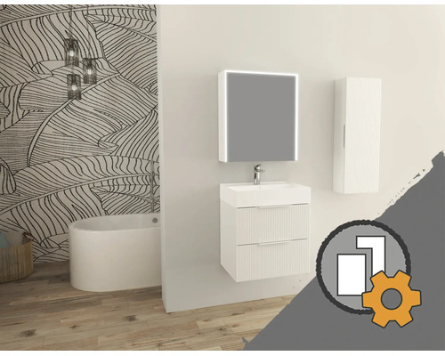 Salle de bain moderne avec lavabo, meuble sous vasque à façade rainurée, armoire à glace avec éclairage, armoire latérale et baignoire.