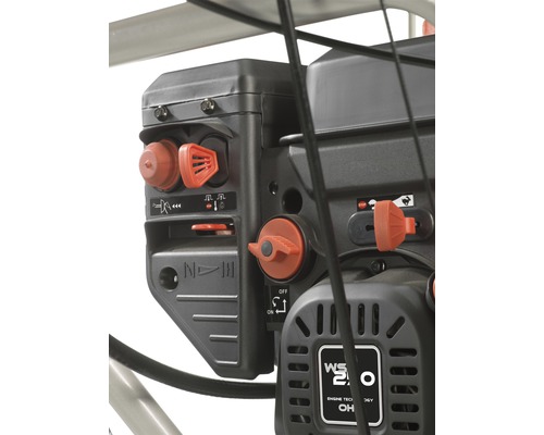 Detailansicht Bedienelemente und Motor einer Schneefräse