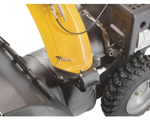 Detailansicht einer Schneefräse mit Reifen und Auswurfkanal