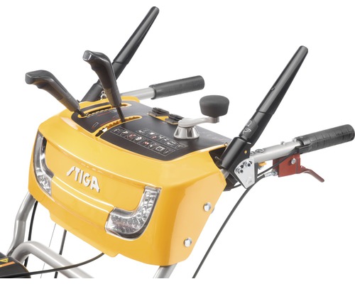 Detailaufnahme der Bedienelemente einer Schneefräse von Stiga.