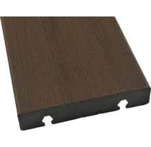 Lame de terrasse en composite avec aspect bois et rainure pour fixation