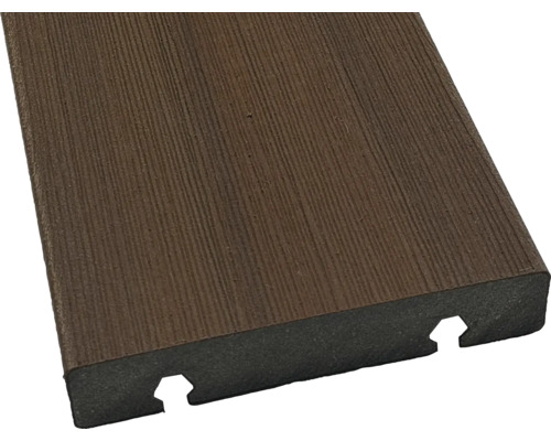 Lame de terrasse en composite avec aspect bois et rainure pour fixation