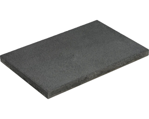 Dalle de terrasse rectangulaire en béton avec surface structurée pour aménagement de jardin.
