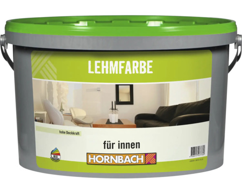 Ein Eimer Hornbach Lehmfarbe für den Innenbereich mit hoher Deckkraft und abgebildetem Wohnzimmer.