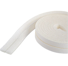 Un rouleau de joint en mousse adhésif pour l'étanchéité des fenêtres et des portes.