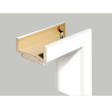 Vue détaillée d'un chambranle de porte avec noyau en bois visible et assemblage de montage.