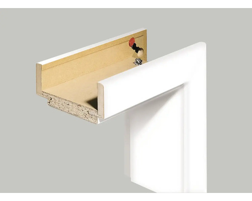 Vue détaillée d'un chambranle de porte avec noyau en bois visible et assemblage de montage.