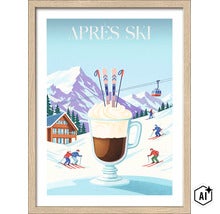 Gerahmtes Wandbild mit Après Ski Motiv im Retro Stil mit einer Tasse Heißgetränk, Skifahrern und Bergkulisse. (Image AI modified or generated)