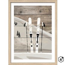 Wandbild mit Motiv von Skiern und Skistöcken vor einer stilisierten Winterlandschaft auf Holzoptik im Rahmen. (Image AI modified or generated)