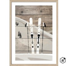 Gerahmtes Wandbild mit einer winterlichen Skiszene auf Holzoptik Hintergrund für eine dekorative Wandgestaltung. (Image AI modified or generated)