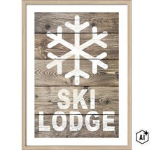 Wandbild mit Schneeflocken Motiv und Aufschrift Ski Lodge auf Holzoptik Hintergrund in Rahmen (Image AI modified or generated)