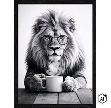 Wandbild mit einem Löwen, der eine Brille trägt und eine Tasse Kaffee hält, in einem schwarzen Rahmen. (Image AI modified or generated)