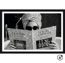 Wandbild mit Motiv einer Frau mit glitzerndem Turban, die ein Magazin in der Badewanne liest, gerahmt, quadratisches Format. (Image AI modified or generated)