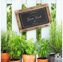 Dekoratives Holzschild mit Farm Fresh Schriftzug hängend an einem weissen Holzzaun über Kräutertöpfen im Garten. (Image AI modified or generated)
