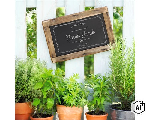 Dekoratives Holzschild mit Farm Fresh Schriftzug hängend an einem weissen Holzzaun über Kräutertöpfen im Garten. (Image AI modified or generated)
