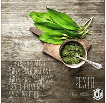 Recette de pesto à l ail des ours avec des feuilles fraîches et liste des ingrédients sur un fond en bois rustique. (Image AI modified or generated)