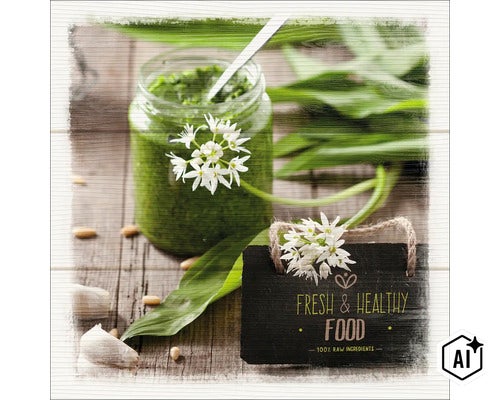 Bärlauchpesto in einem Glas mit frischen Bärlauchblüten und einem Schild mit der Aufschrift Frisch und gesund auf einer Holzunterlage. (Image AI modified or generated)